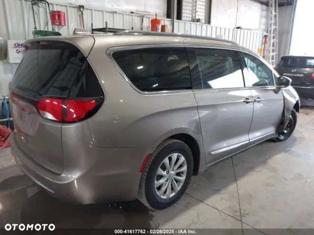 Chrysler Pacifica - 5