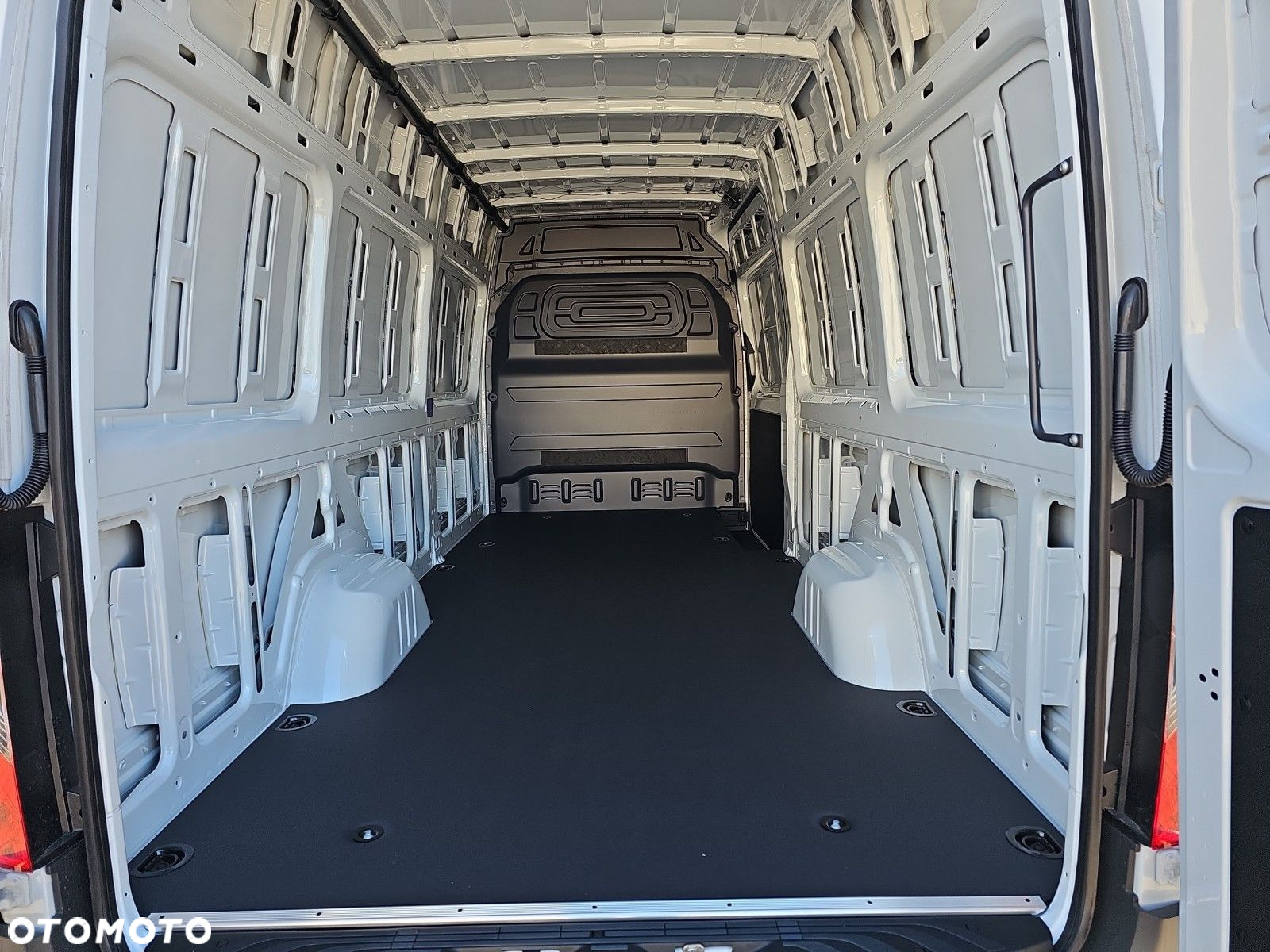 Mercedes-Benz Sprinter 320 e - 16