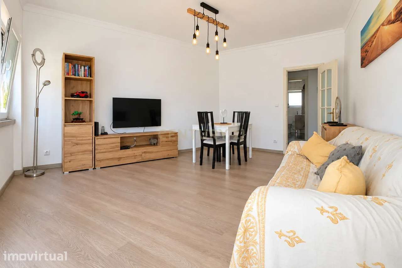 Apartamento único em Corroios; T2 com sótão remodelado e 2º WC integra - Grande imagem: 3/31
