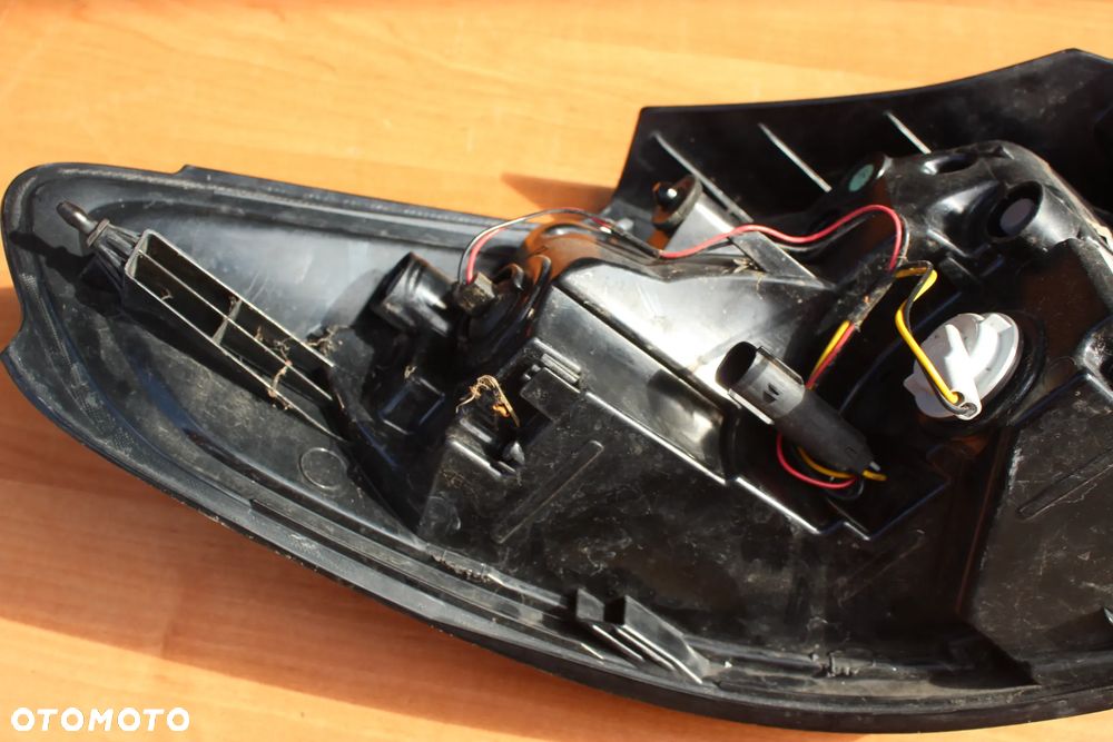 LAMPA PRAWY TYŁ PRAWA TYLNA W BŁOTNIK !!! LED !!! OPEL ZAFIRA C 39033315 - 11