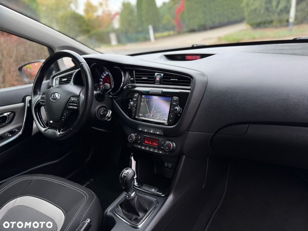 Kia Ceed 1.6 GDI ISG Dream-Team Edition - 32