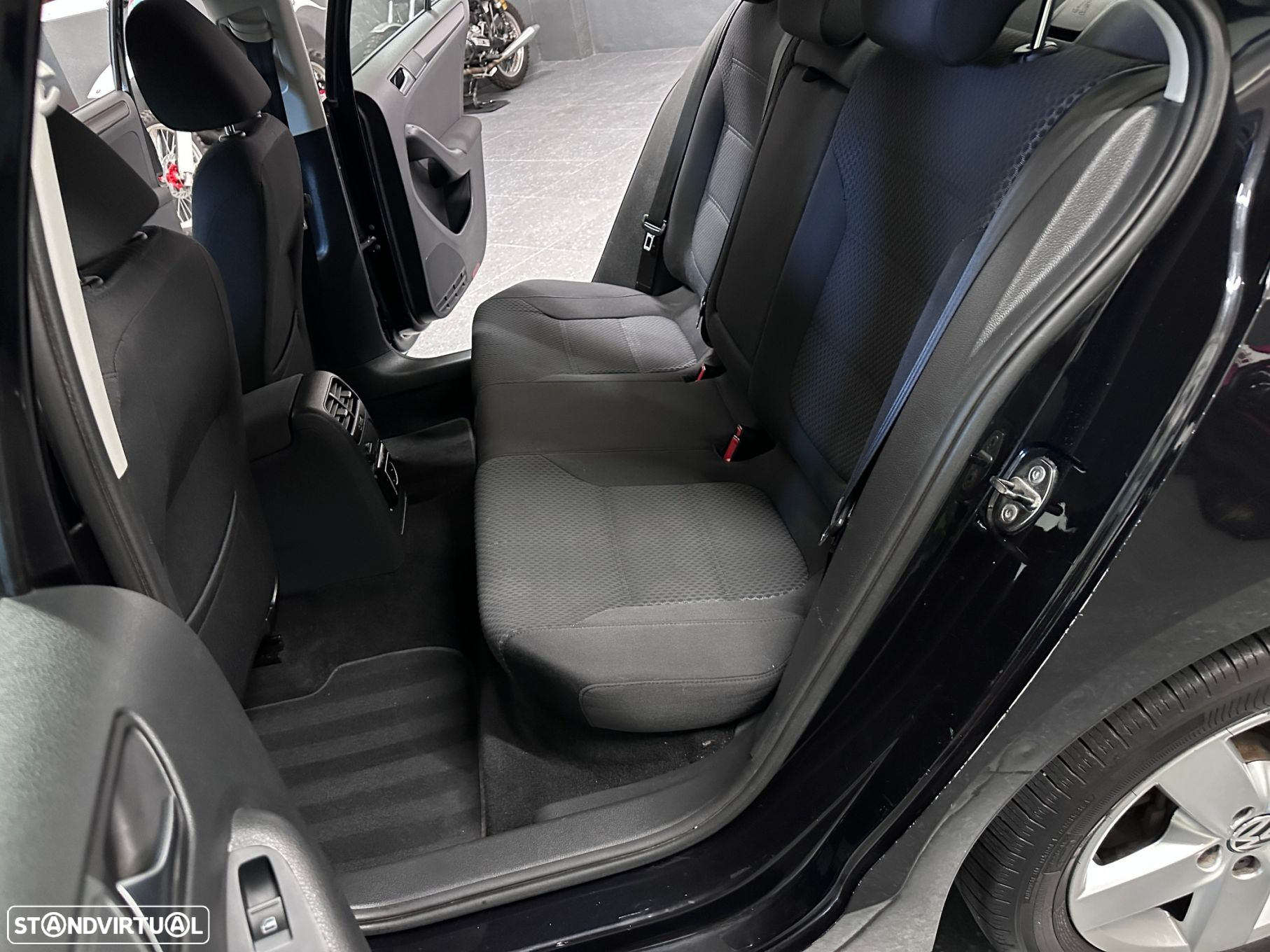 VW Jetta 1.6 TDi Confortline - 21