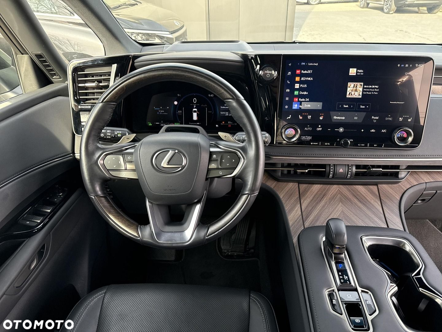 Lexus LM - 12