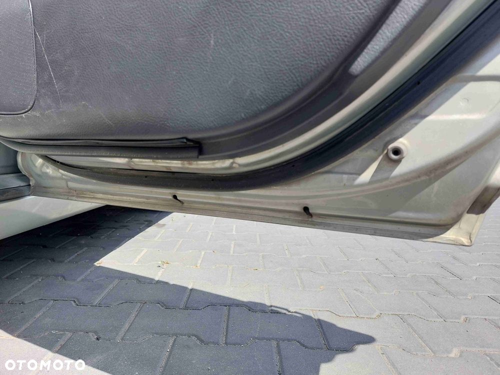 DRZWI KOMPLETNE PRAWY TYŁ AVENSIS T25 HB 5D 6T1 - 7