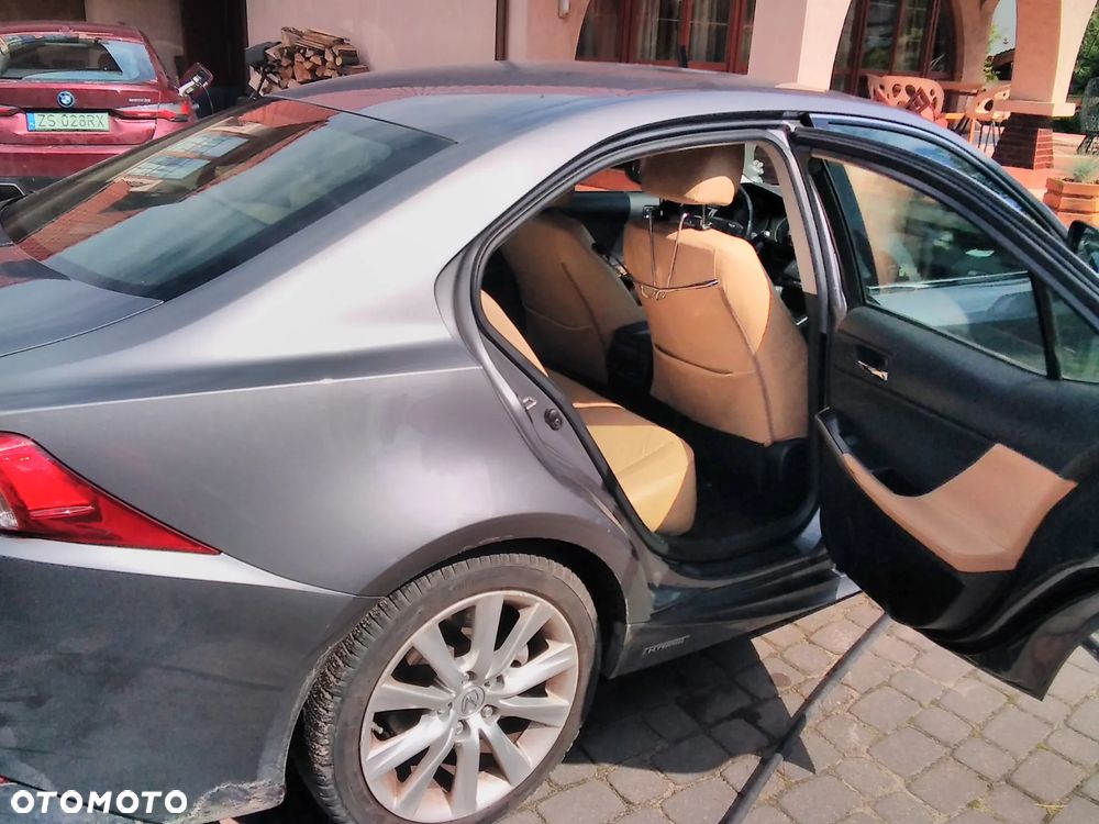 Lexus IS 300h Prestige - 9