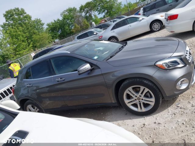 Mercedes-Benz GLA 250 4Matic 7G-DCT - 14