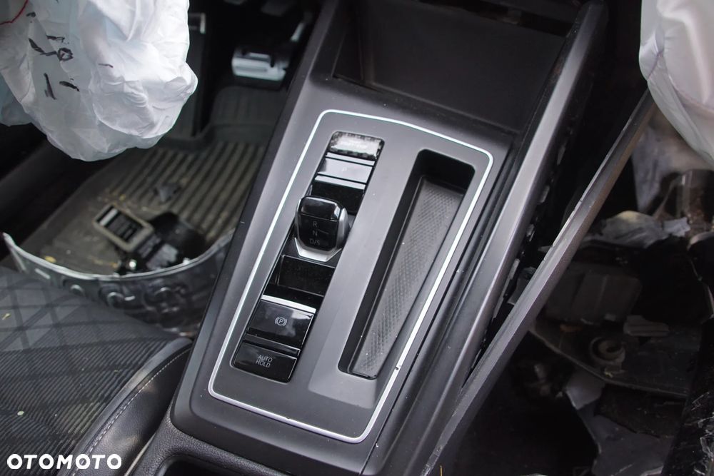 Auto na części - Volkswagen Golf VIII R-Line 1.5 eTSI 150 KM DYFA UUF LA7C 2021R Silnik Skrzynia Drzwi Błotnik Zdezak Klapa Lampa Lusterko Klamka Szyba Deska Kokpit Sterownik Moduł Czujnik Licznik Wyświetlacz Panel Kierownica - 15