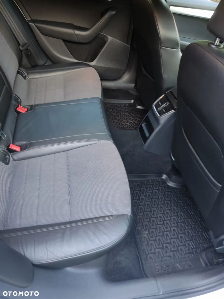 Skoda Octavia Combi 1.6 TDI (Green tec) DSG Style - 20