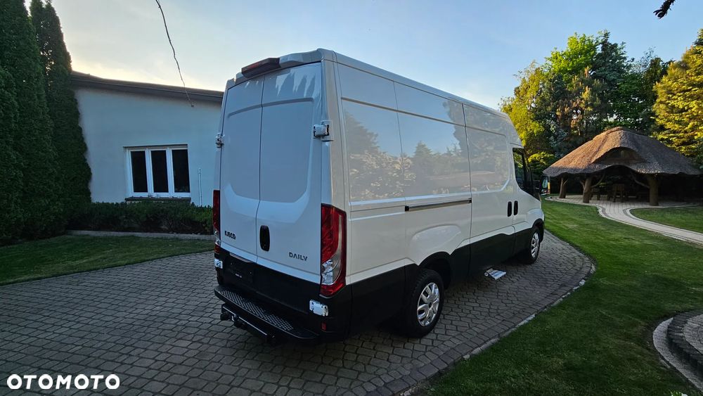 Iveco Daily 35S17 3,0D 170KM I Właściciel L2H2 Średniak Hak 3,5T Webasto Klima Fotel Bujany - 7