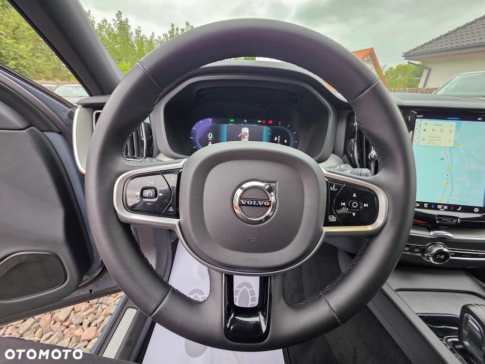 Volvo XC 60 B4 D AWD Plus Dark - 24