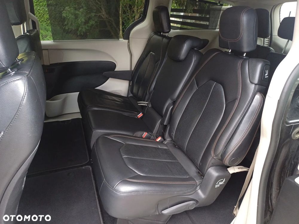 Chrysler Pacifica - 11
