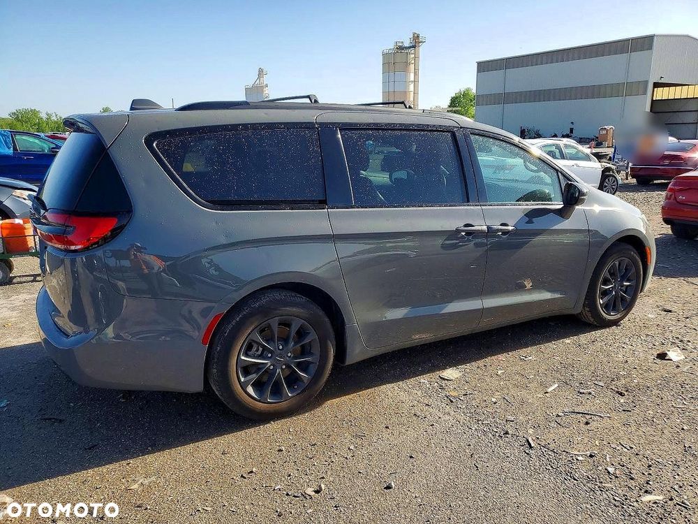 Chrysler Pacifica - 4