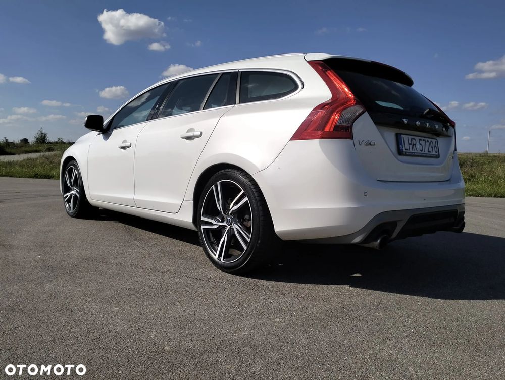 Volvo V60 T6 AWD Drive-E R-Design Momentum - 6