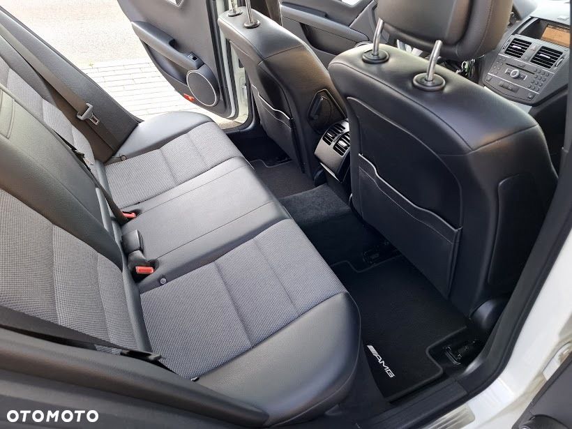 Mercedes-Benz Klasa C 180 CGI Automatik BlueEFFICIENCY Elegance - 29