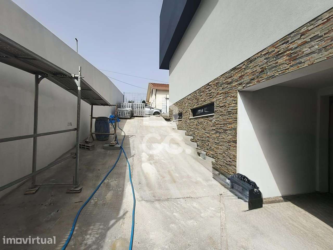 Moradia T3 Nova com 3 Suites, Jardim e Terraço – Design Contemporâneo - Grande imagem: 3/28
