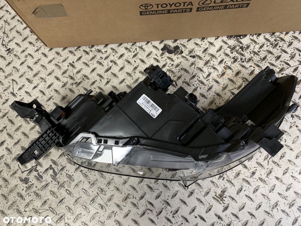 NOWA ORYGINALNA LAMPA PRAWA TOYOTA HILUX VIII LIFT 21- 81110-0KK60 - 9