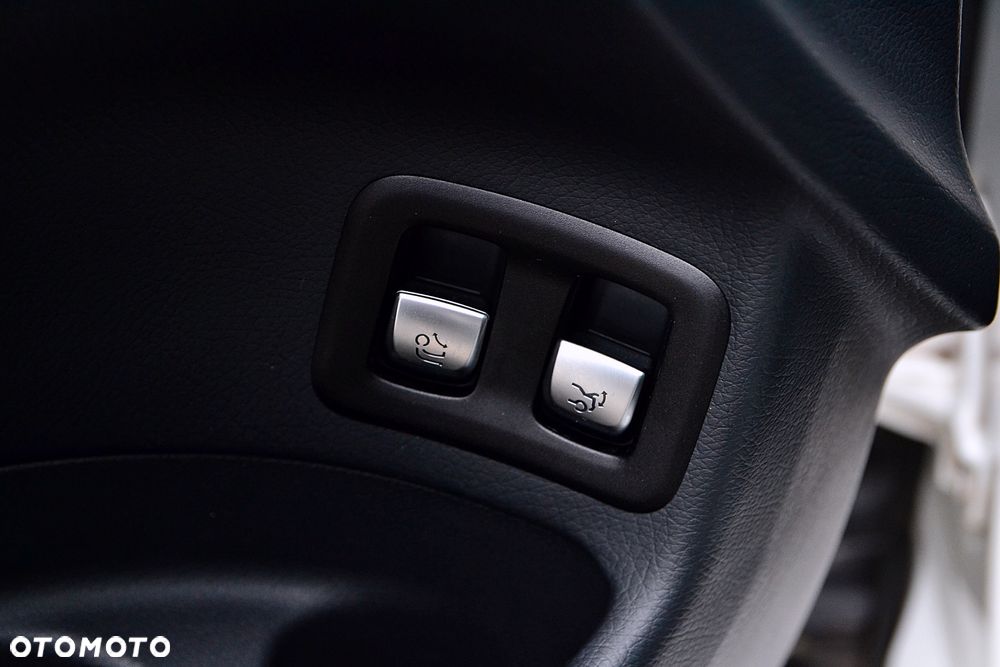 Mercedes-Benz GLC 250 4Matic 9G-TRONIC AMG Line - 25