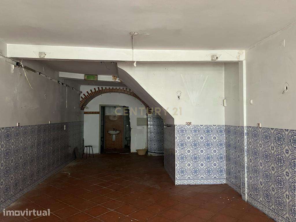 Venda de espaço comercial com extração de fumos em Alfama, Lisboa - Grande imagem: 4/19