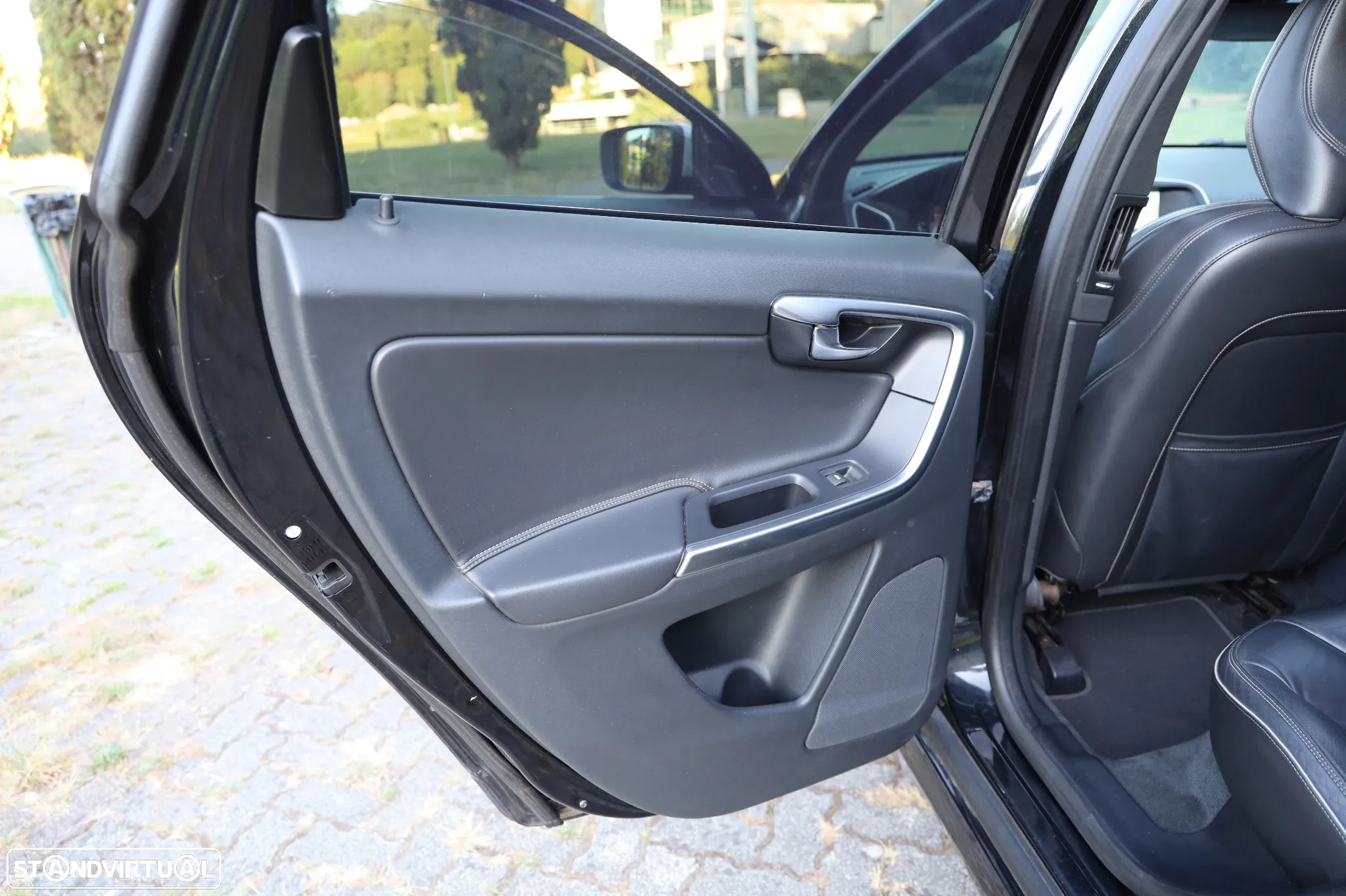 Volvo XC 60 2.0 D4 R-Design Geartronic - 20