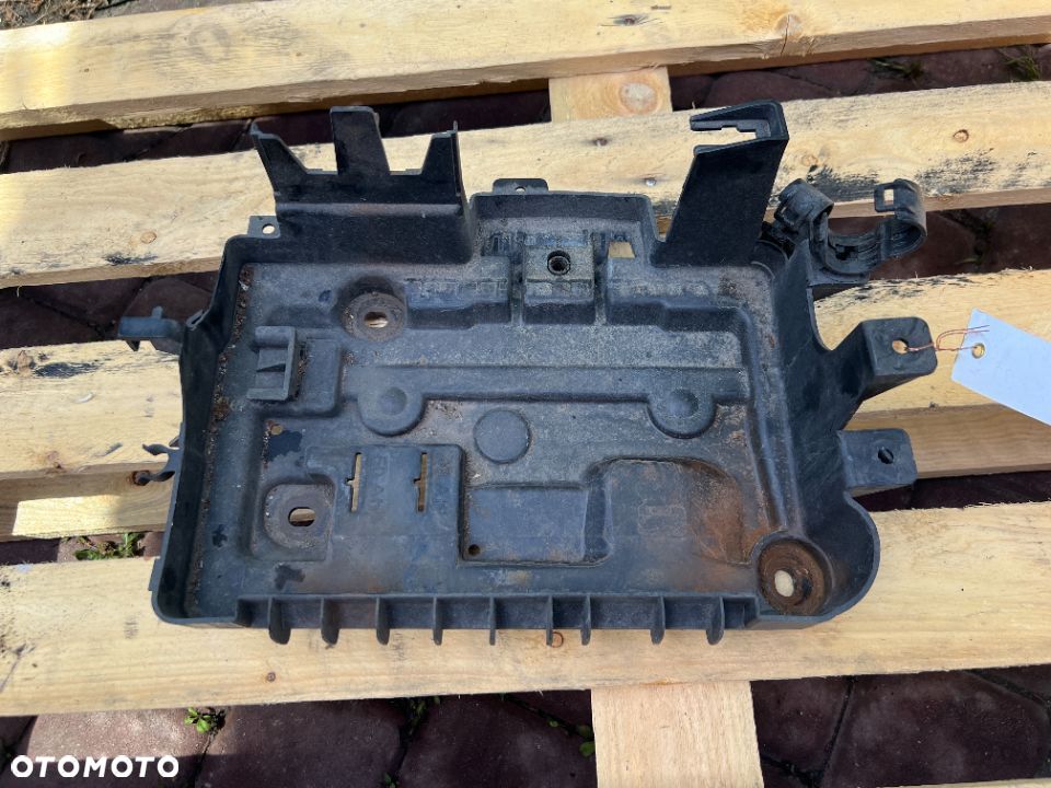 PODSTAWA AKUMULATORA OPEL CORSA D 1.4 13235642 - 1