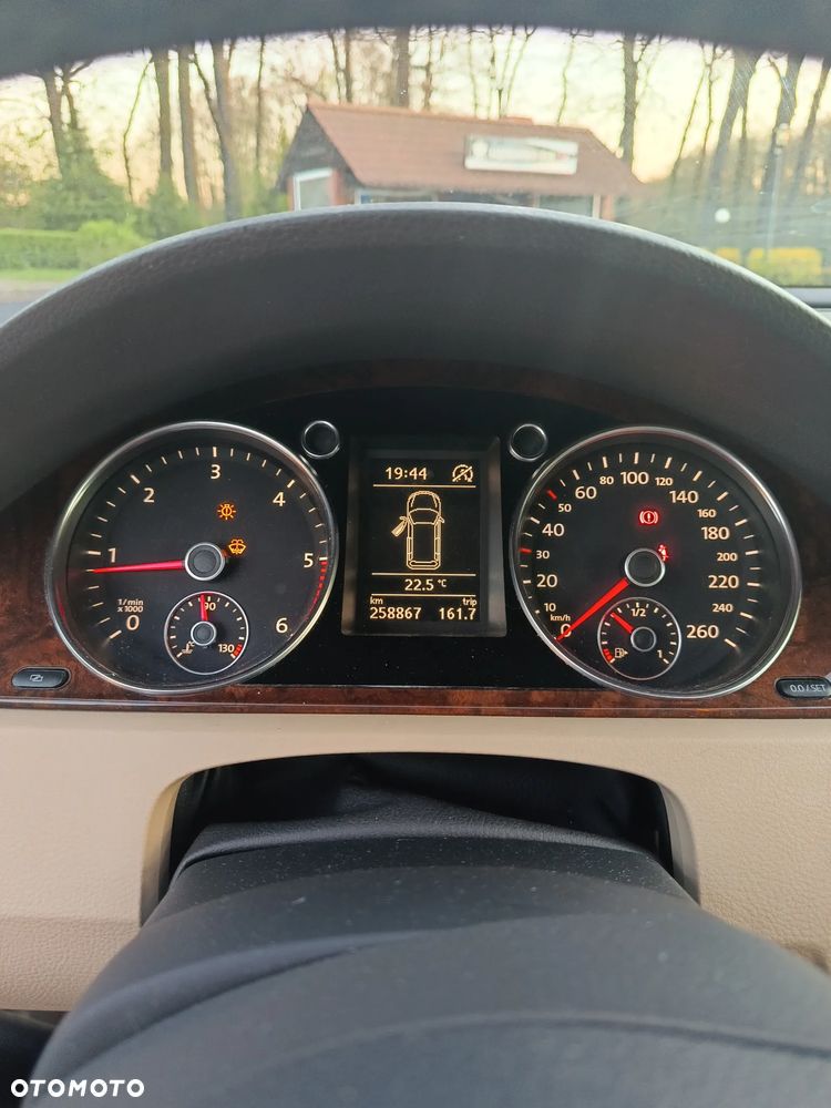 Volkswagen Passat 2.0 TDI DPF Highline - 12