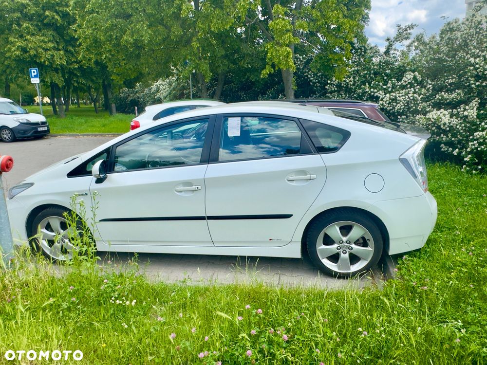 Toyota Prius (Hybrid) - 12