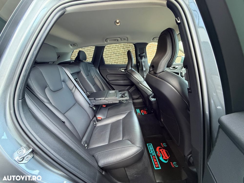 Volvo XC 60 B4 MHEV AWD Momentum Pro - 17