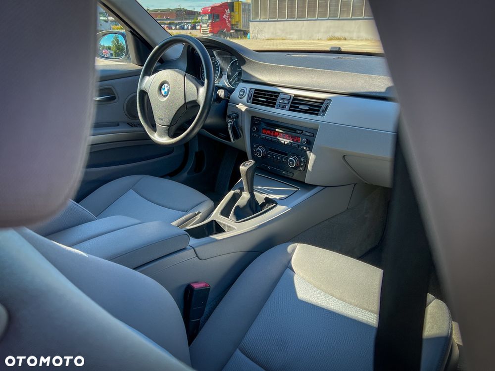 BMW Seria 3 318i Touring - 7