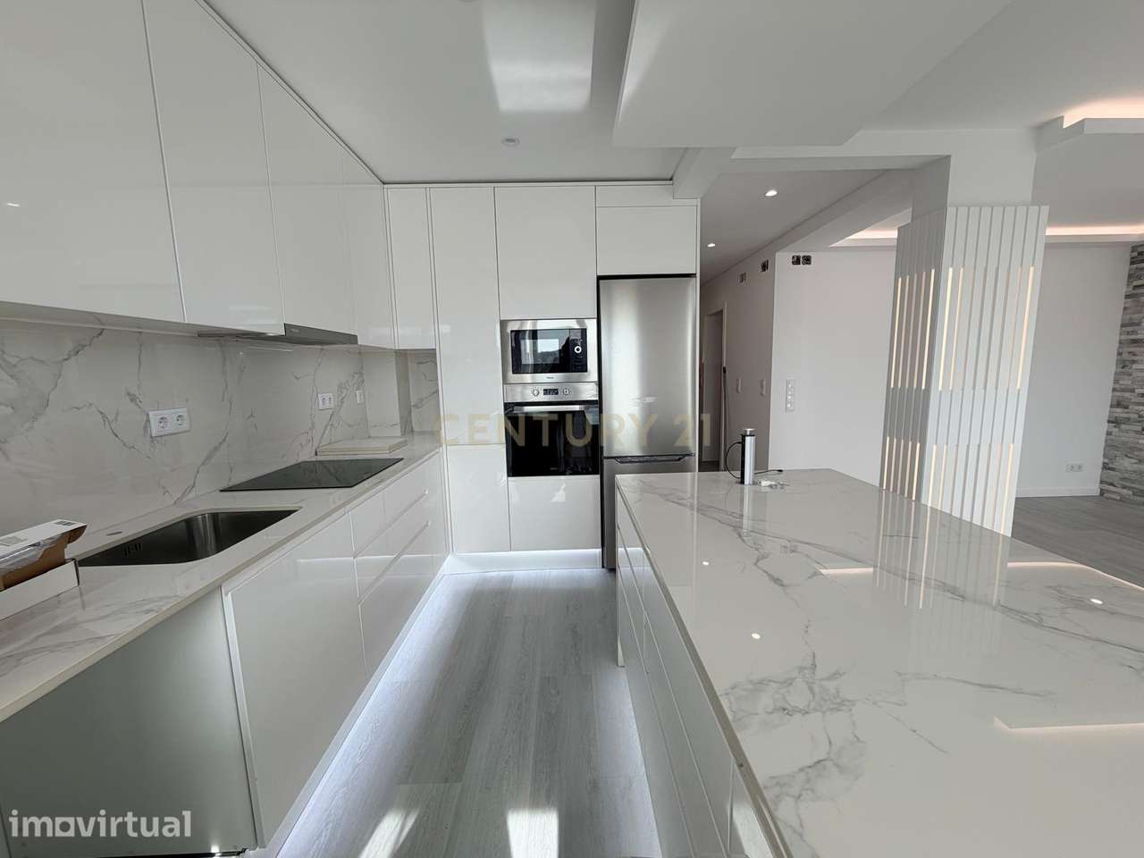 T2 no centro de Queijas totalmente remodelado - Grande imagem: 2/19