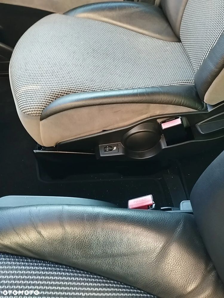 Peugeot 807 HDi 135 Family - 12