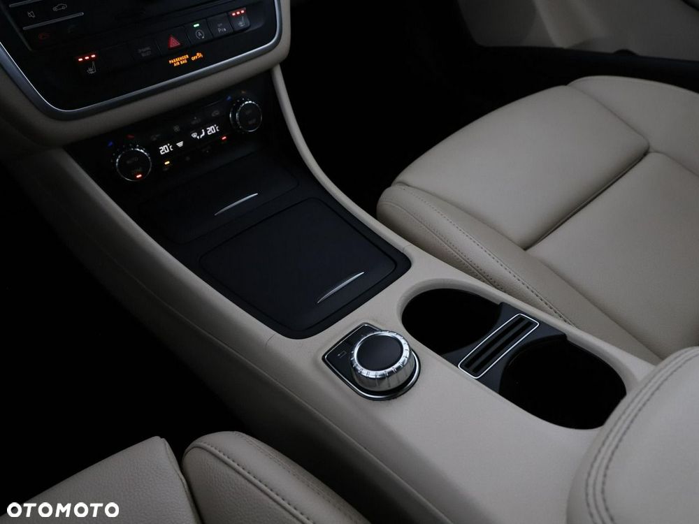 Mercedes-Benz CLA 200 7G-DCT Urban - 29