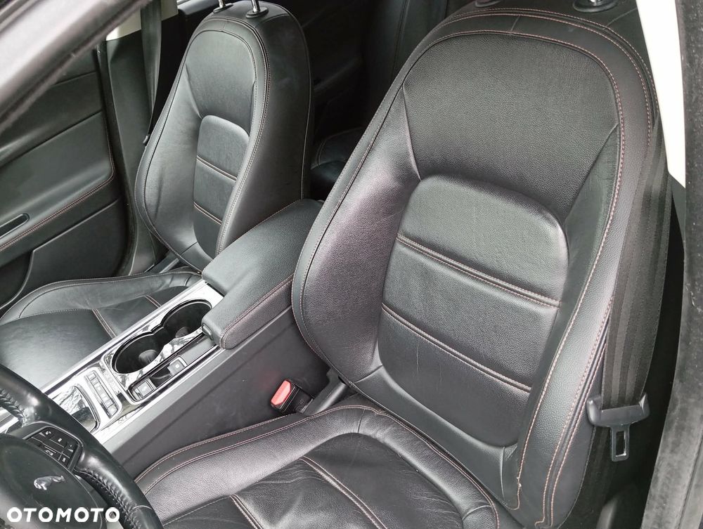 Jaguar XE 2.0 D Prestige - 6