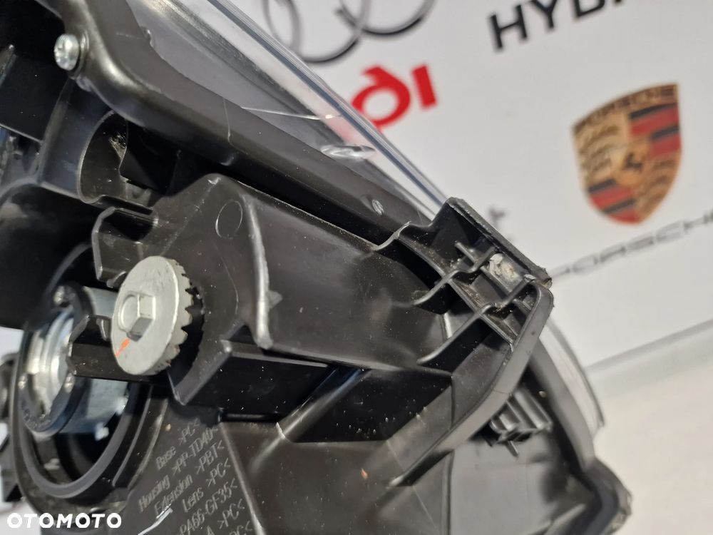 TOYOTA YARIS 3 III LIFT PRAWA LAMPA PRZEDNIA PRZÓD , SOCZEWKA , NR AUKCJI LPP91 - 17