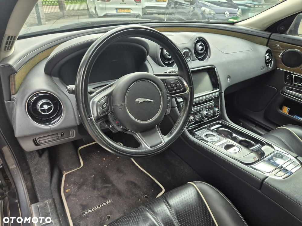 Jaguar XJ - 8