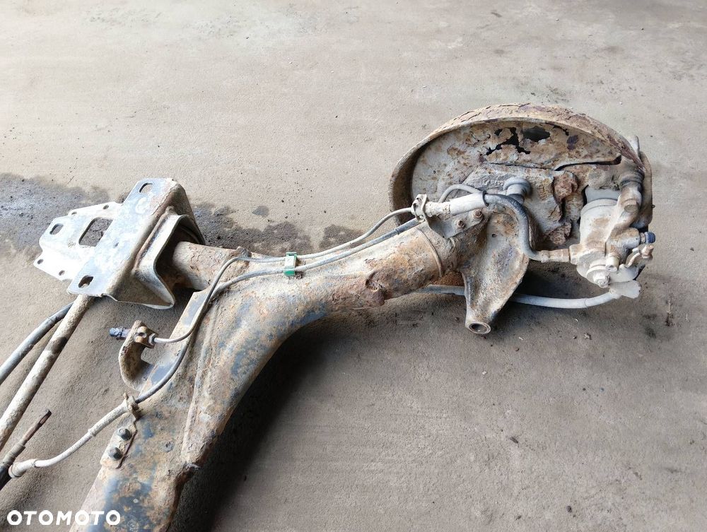 BELKA OŚ ZAWIESZENIA TYŁ TARCZE Z ABS AUDI 80 B4 SEDAN - 3