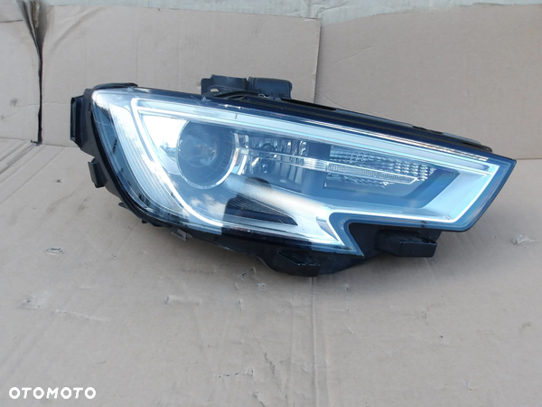 LAMPA PRAWY PRZOD AUDI A3 8V XENON 8V0941033F