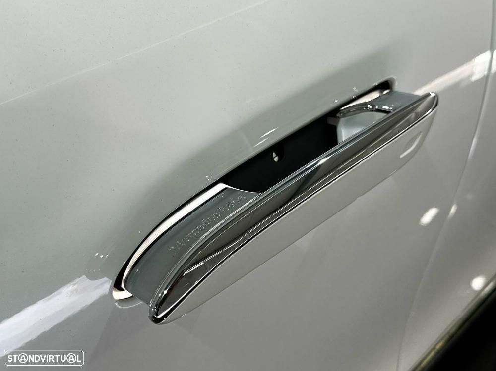 Mercedes-Benz E 300 e AMG Line - 17