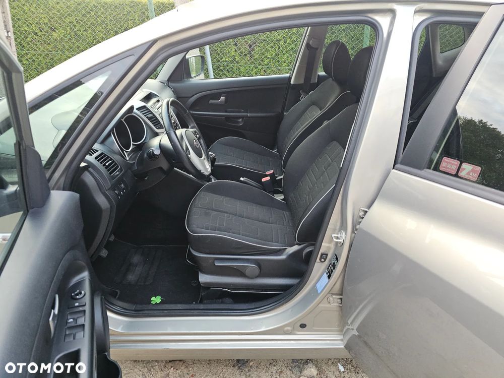 Kia Venga 1.6 L - 8