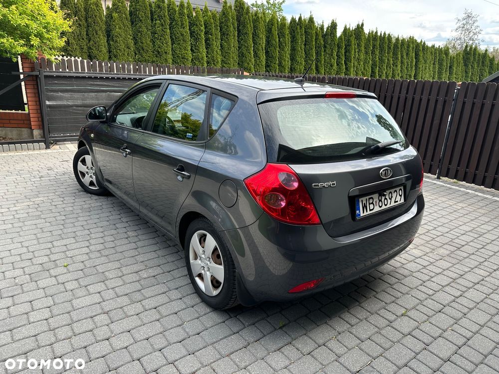 Kia Ceed - 10