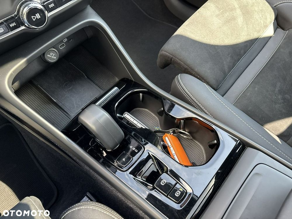 Volvo XC 40 B4 Plus Dark - 26