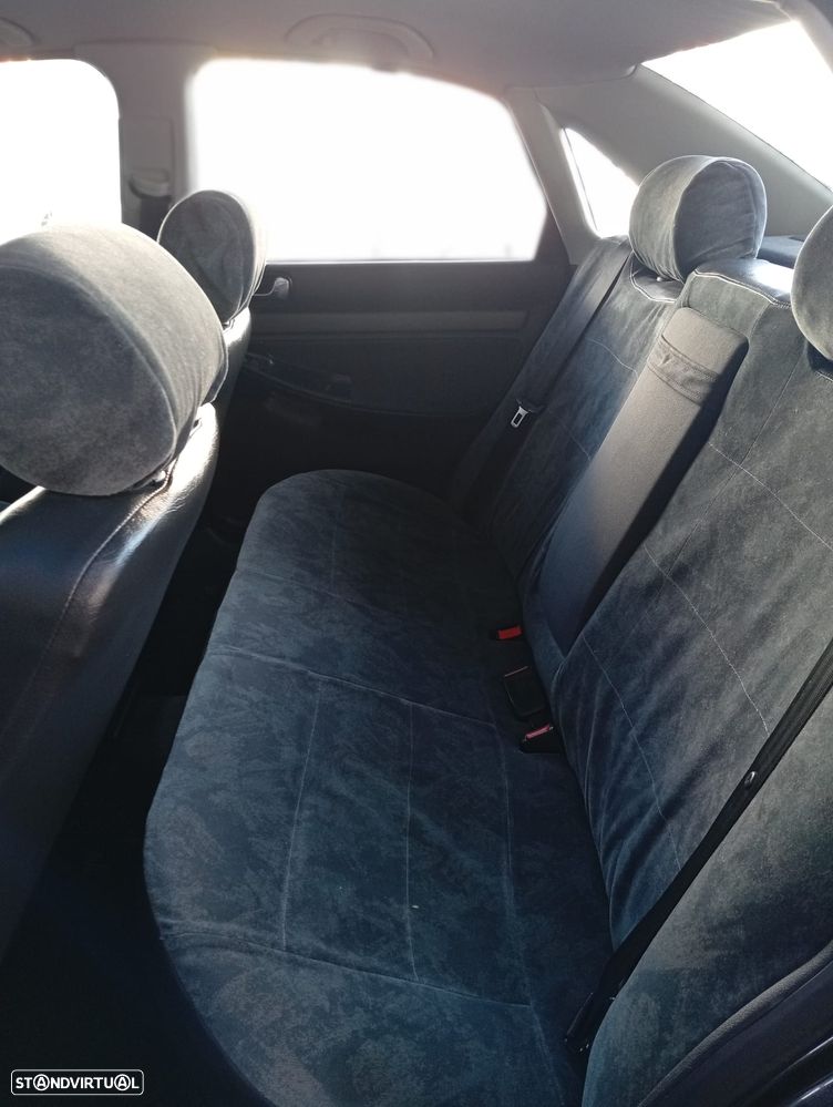 Audi A4 1.6 Confort - 12