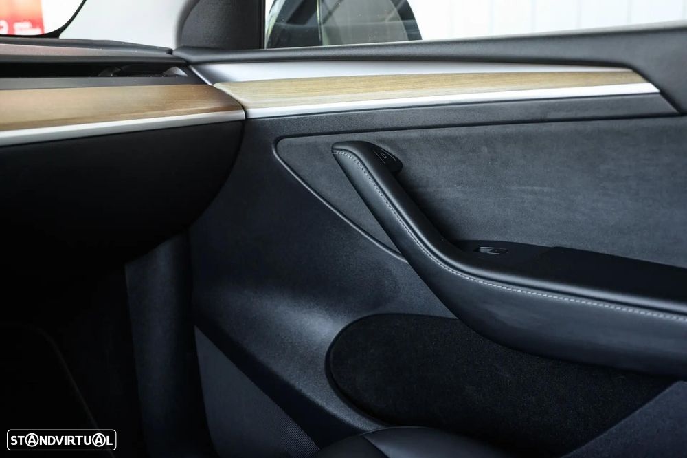 Tesla Model Y Long Range Dual Motor AWD - 31