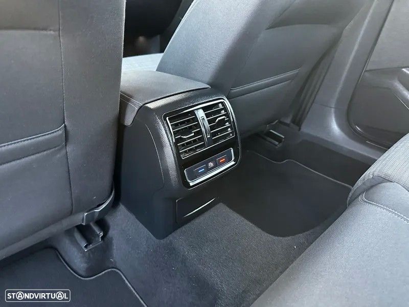 VW Passat Variant 2.0 TDi Business DSG - 39
