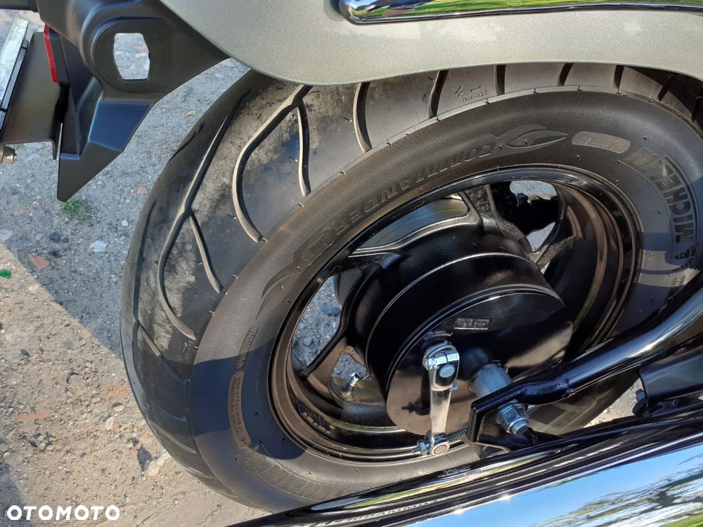 Suzuki Intruder - 11