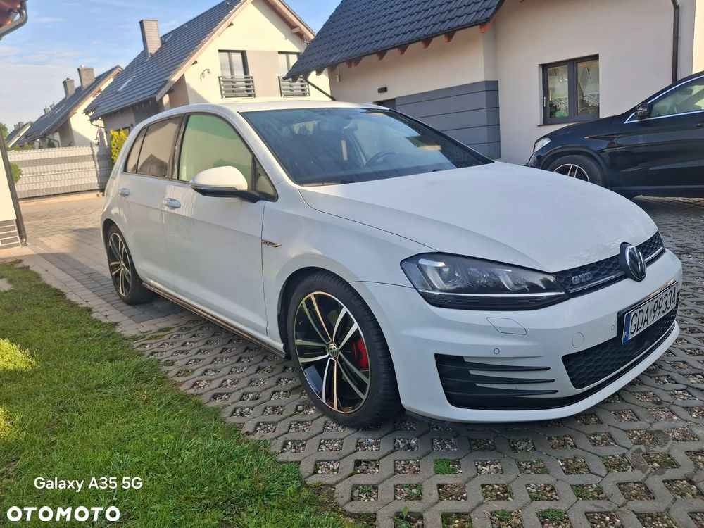 Volkswagen Golf - 1