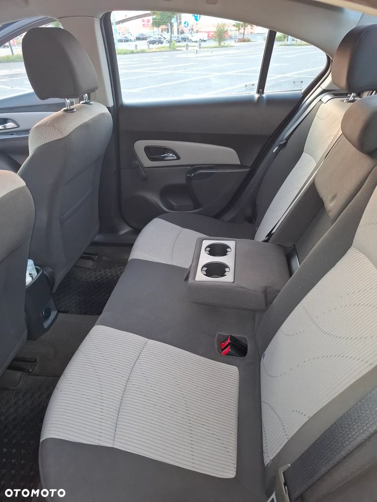 Chevrolet Cruze 1.8 LS+ - 12