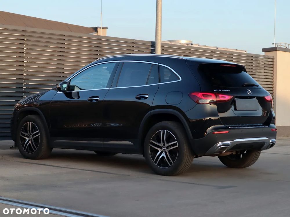 Mercedes-Benz GLA 200 d 4-Matic Progressive 8G-DCT - 4