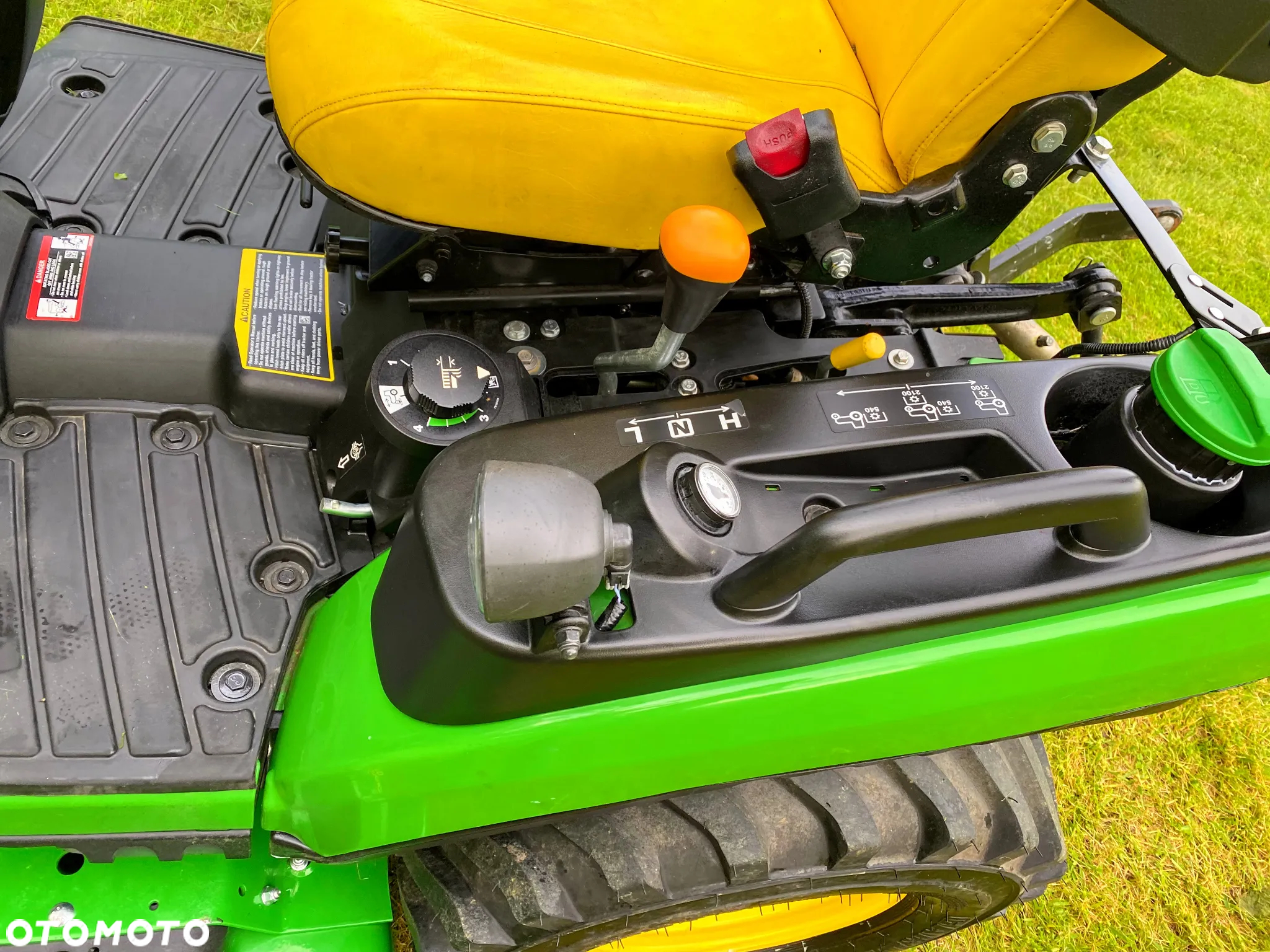 John Deere 2025R - 6