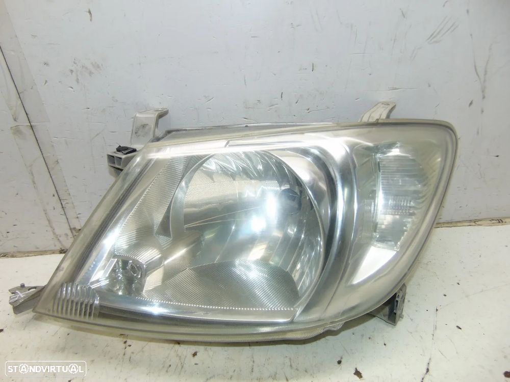Toyota Hilux farol - 1