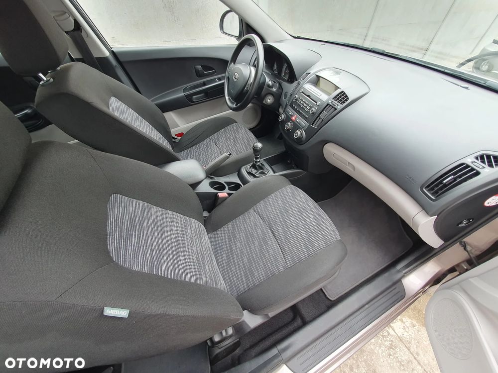 Kia Ceed - 14